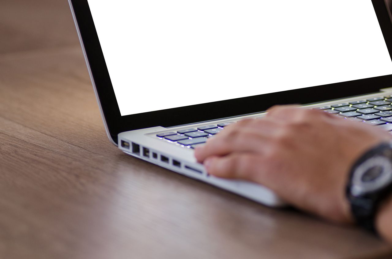 Práca na notebooku pri kontrole digitálneho súboru